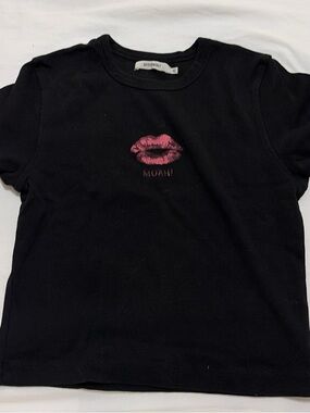 Blank NYC Black Short Sleeve Tee with Pink Lip Graphic - MUAH